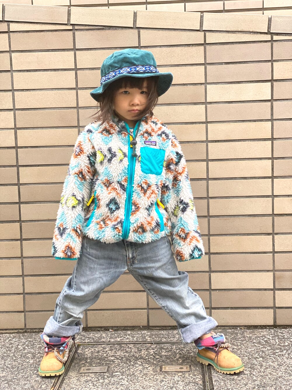 「Timberland、ブーツ、XLARGE、patagonia、レトロX、もこもこ、フリース、コーデュロイ、ストリート、ハット、2000年代、モコモコアウター、アウトドアスタイル、古着MIX、ワイドパンツ」｜「DIESELのアイテム（デニムパンツ、ブルー系）」を使った、Rin&Rayさん（キッズ・100cm）の冬コーディネートの5枚目の写真