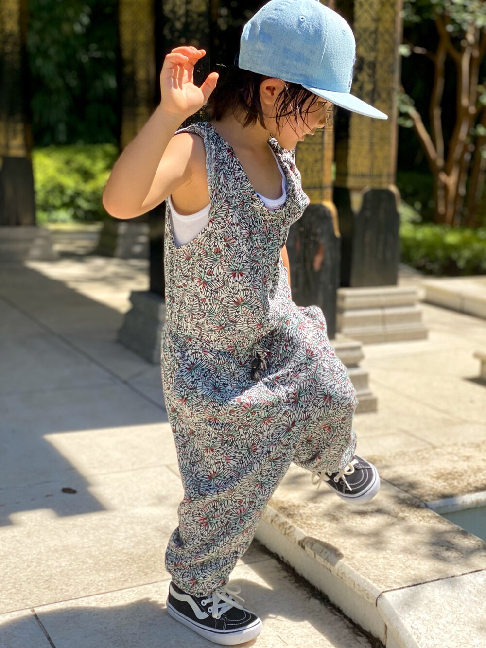 「サロペット、夏コーデ、ニューエラ、キャップ、バンズ、スニーカー」｜「NEW ERAの【NEWERA】CHILD 950 MICKEY BAC / 【ニューエラ】（キャップ、ブルー系）」を使った、Rin&Rayさん（キッズ・100cm）の秋コーディネートの3枚目の写真