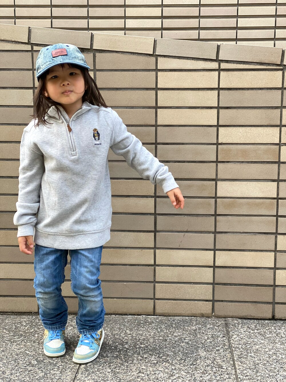 「kids、Polo Ralph Lauren、Diesel、NEW ERA、スウェット、ジップアップ、デニム、ジーンズ、キャップ、シンプルコーデ、Jordan、ポロベアー、ハーフジップ」｜「NEW ERAのアイテム（キャップ、ブルー系）」を使った、Rin&Rayさん（キッズ・100cm）の春コーディネートの3枚目の写真