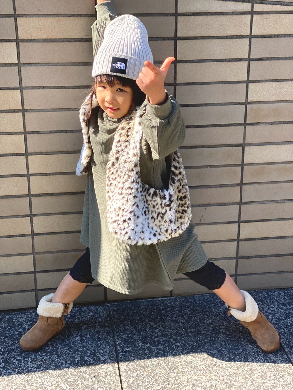 その他のベスト、グリーン系のTシャツ/カットソー、ブラウン系のブーツを着用したキッズの秋コーディネートの5枚目の写真