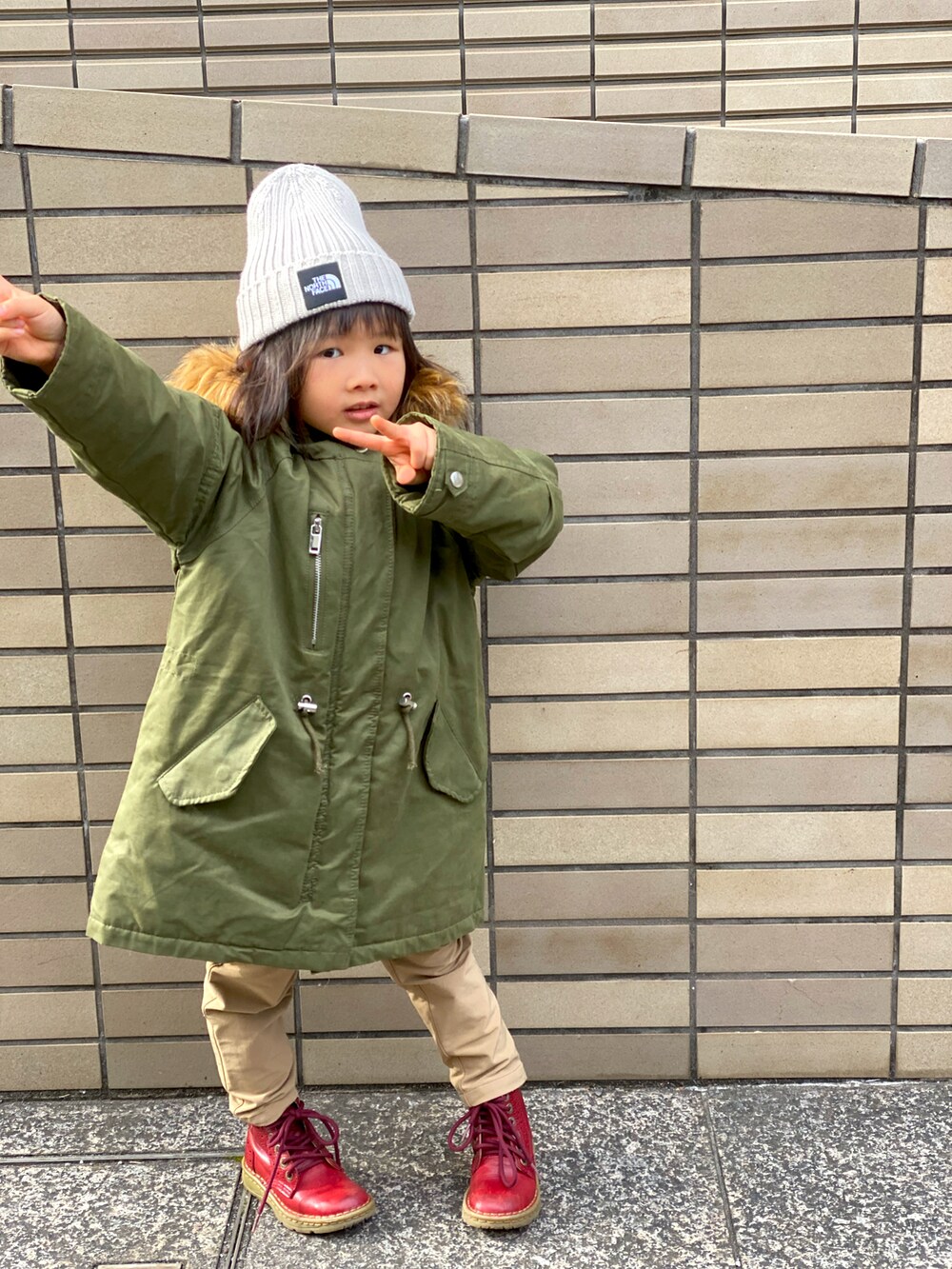 「私の推しブランド、キッズコーデ、ZARA KIDS、ZARA、THE NORTH FACE、ビッグシルエット、ニットキャップ、モッズコート、カーキ、ブーツ、バーブパンツ、モコモコアウター、Dr.Martens」｜「THE NORTH FACEのTHE NORTH FACE/ザ・ノース・フェイス/KIDS' CAPPUCHO LID/キッズ カプッチョリッド/HEADWEAR/ﾍｯﾄﾞｳｪｱ/NNJ41710/KIDS' CAPPUCHO LID（ニットキャップ/ビーニー、ベージュ系）」を使った、Rin&Rayさん（キッズ・100cm）の冬コーディネートの4枚目の写真