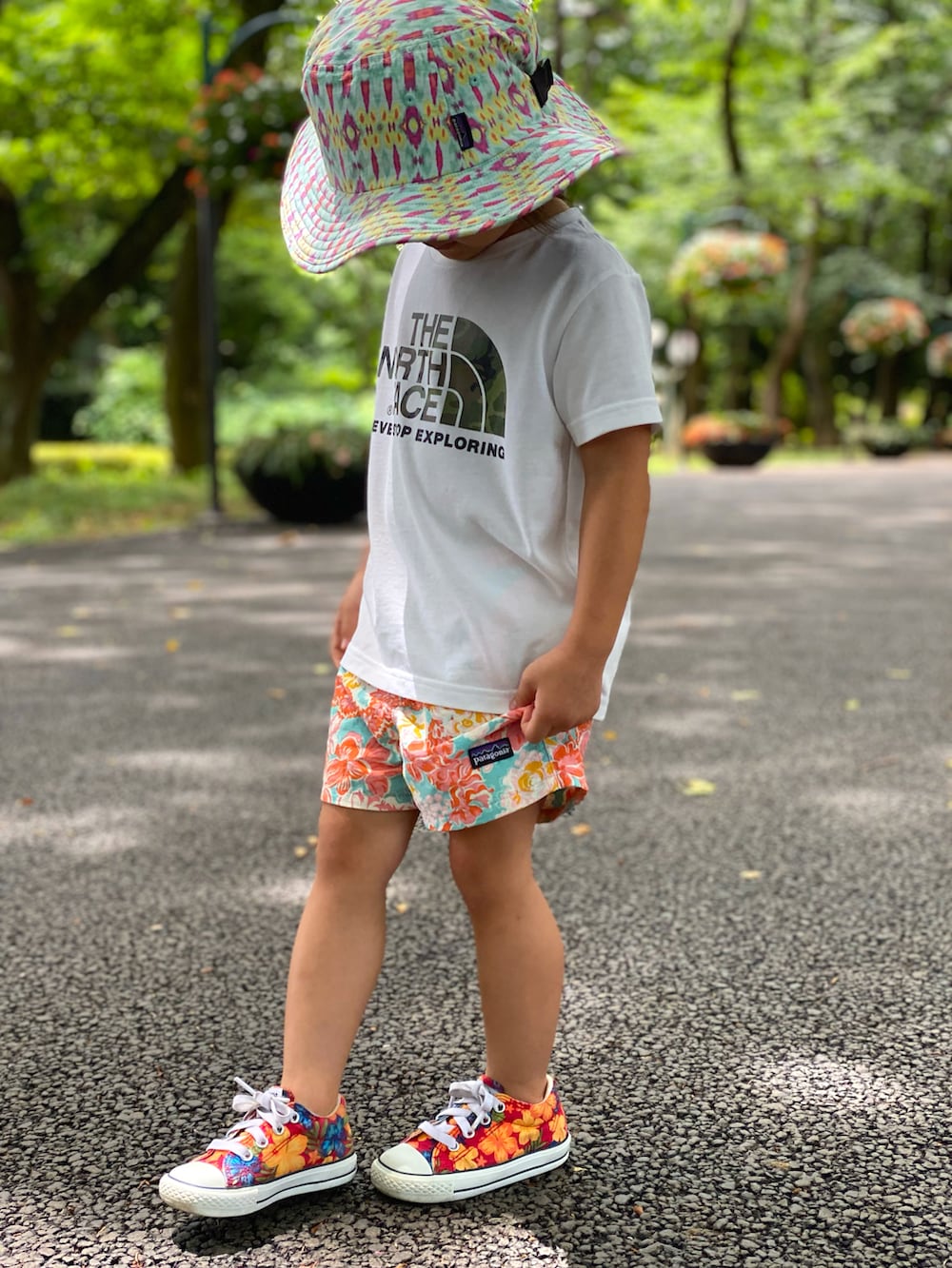 ホワイト系のTシャツ/カットソー、その他のその他パンツ、その他のスニーカーを着用したキッズの夏コーディネートの2枚目の写真