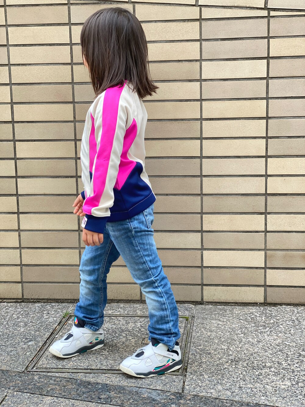 その他のジャージ、ブルー系のデニムパンツ、ホワイト系のスニーカーを着用したキッズの春コーディネートの4枚目の写真