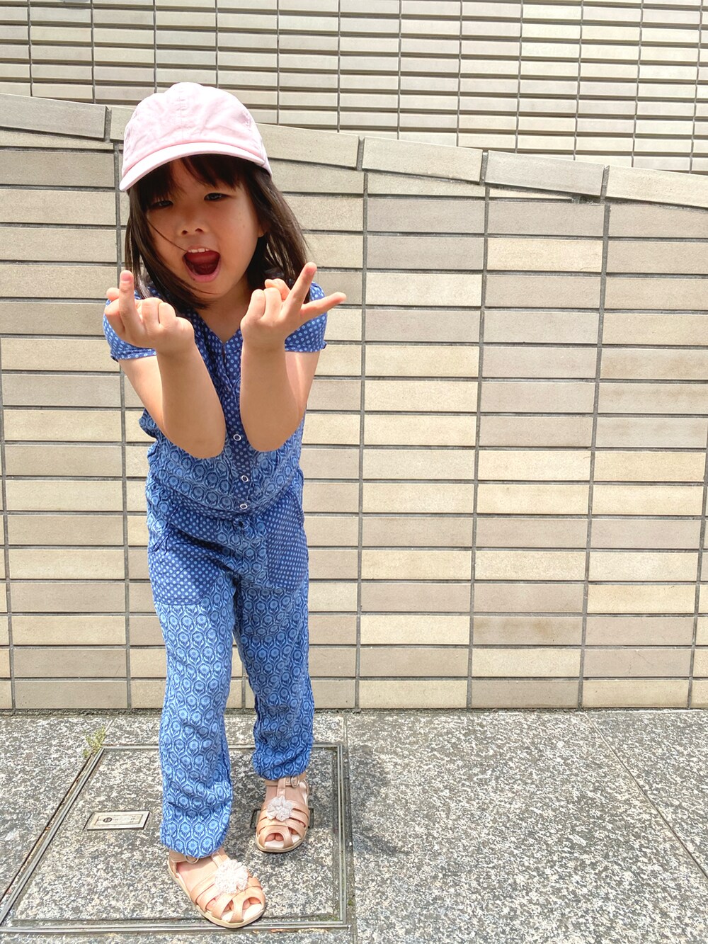 「夏コーデ、お散歩コーデ、休日スタイル、サロペット、サンダル、キャップ、ピンク、ブルー」｜「L.O.G.Gのアイテム（サロペット/オーバーオール、ブルー系）」を使った、Rin&Rayさん（キッズ・100cm）の夏コーディネートの5枚目の写真