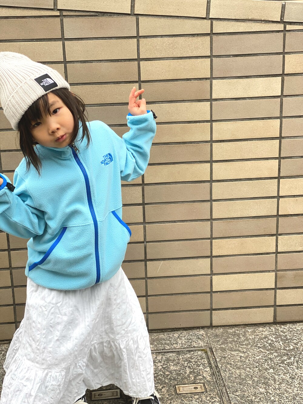 「春服デビュー宣言、フリース、水色、白スニーカー、スニーカー、スカート、キャップ、THE NORTH FACE、GU、プチフラ、ニットキャップ、春コーデ、春色」｜「THE NORTH FACEのTHE NORTH FACE/ザ・ノース・フェイス/KIDS' CAPPUCHO LID/キッズ カプッチョリッド/HEADWEAR/ﾍｯﾄﾞｳｪｱ/NNJ41710/KIDS' CAPPUCHO LID（ニットキャップ/ビーニー、ベージュ系）」を使った、Rin&Rayさん（キッズ・100cm）の春コーディネートの2枚目の写真