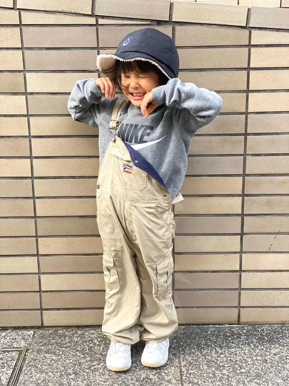 「キッズファッション、オーバーオール、オシュコシュ、サロペット、NIKE、モアテン、スウェット、ハット、オーシャンパシフィック、モアアップテンポ、ロゴスウェット」｜「Ocean Pacificのアイテム（ハット、ブラック系）」を使った、Rin&Rayさん（キッズ・100cm）の秋コーディネートの5枚目の写真