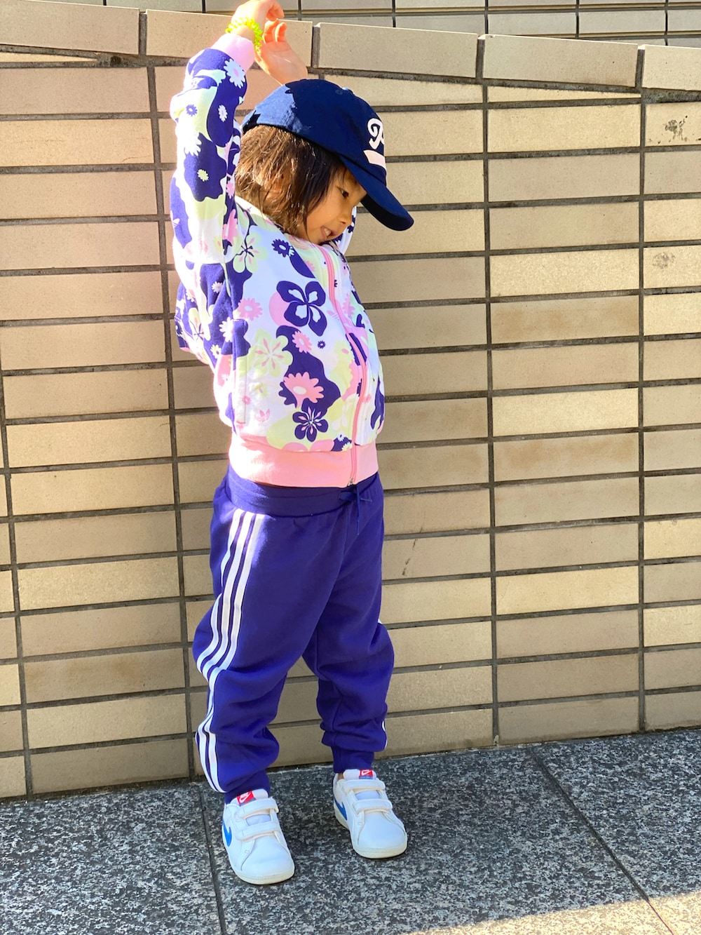 その他のセットアップ、ホワイト系のスニーカー、ブルー系のキャップを着用したキッズの秋コーディネートの3枚目の写真