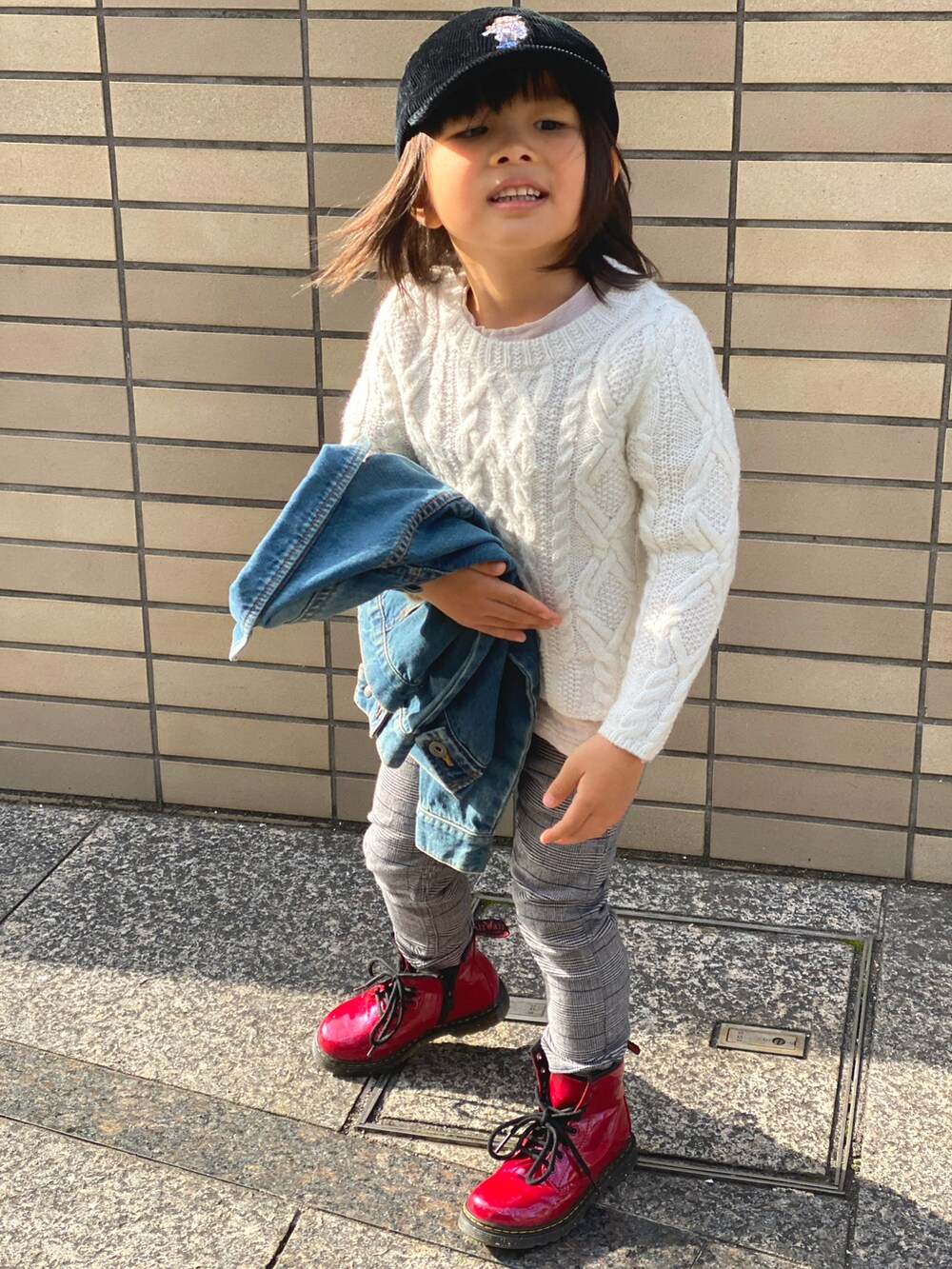 「キッズファッション、古着MIX、重ね着、古着、デニムジャケット、Gジャン、キャップ、コーデュロイ、ニット、Polo Ralph Lauren、Dr.Martens、レイヤードスタイル」｜「POLO RALPH LAURENのアイテム（キャップ、ブラック系）」を使った、Rin&Rayさん（キッズ・100cm）の冬コーディネートの4枚目の写真