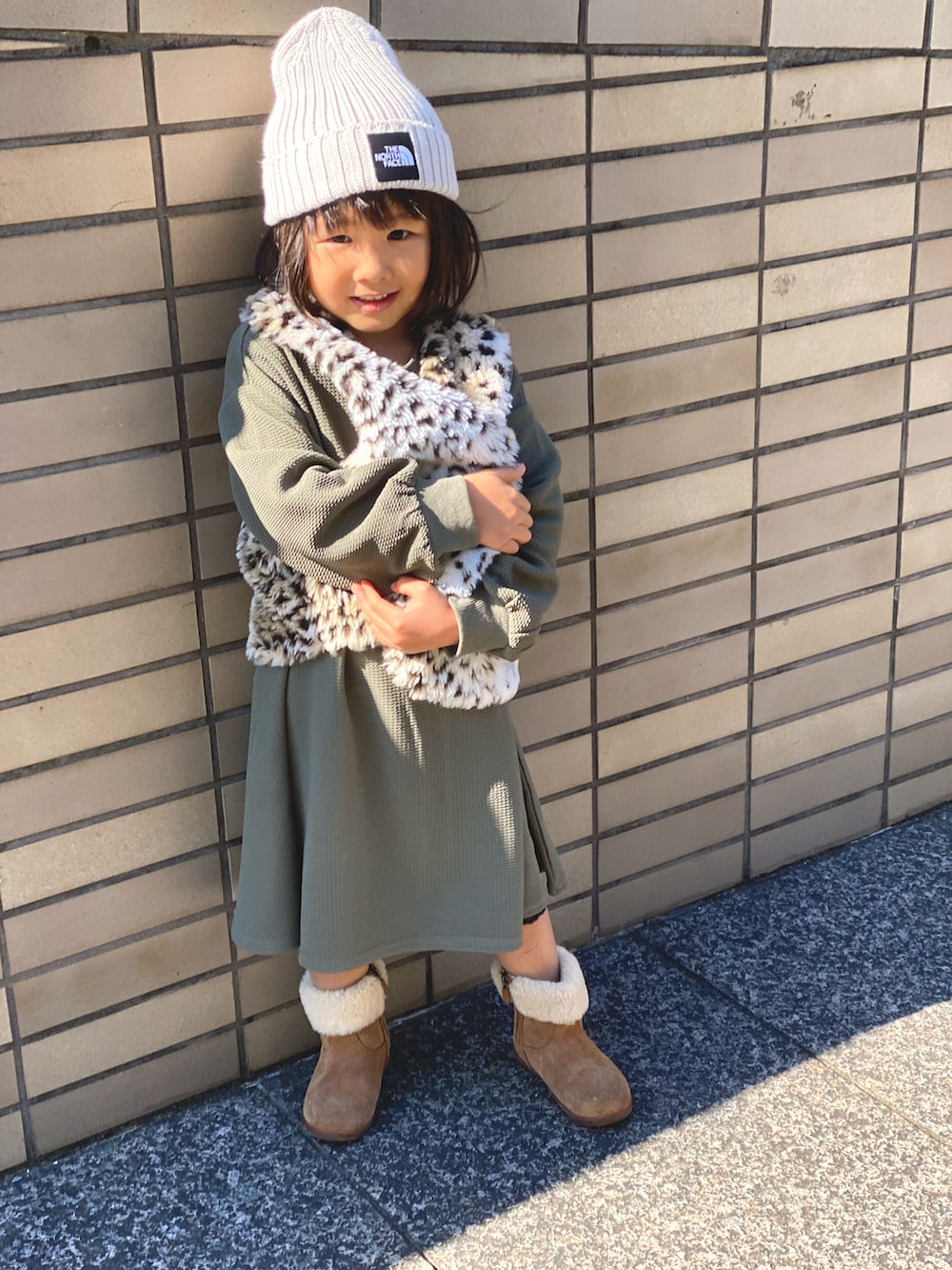 その他のベスト、グリーン系のTシャツ/カットソー、ブラウン系のブーツを着用したキッズの秋コーディネートの3枚目の写真