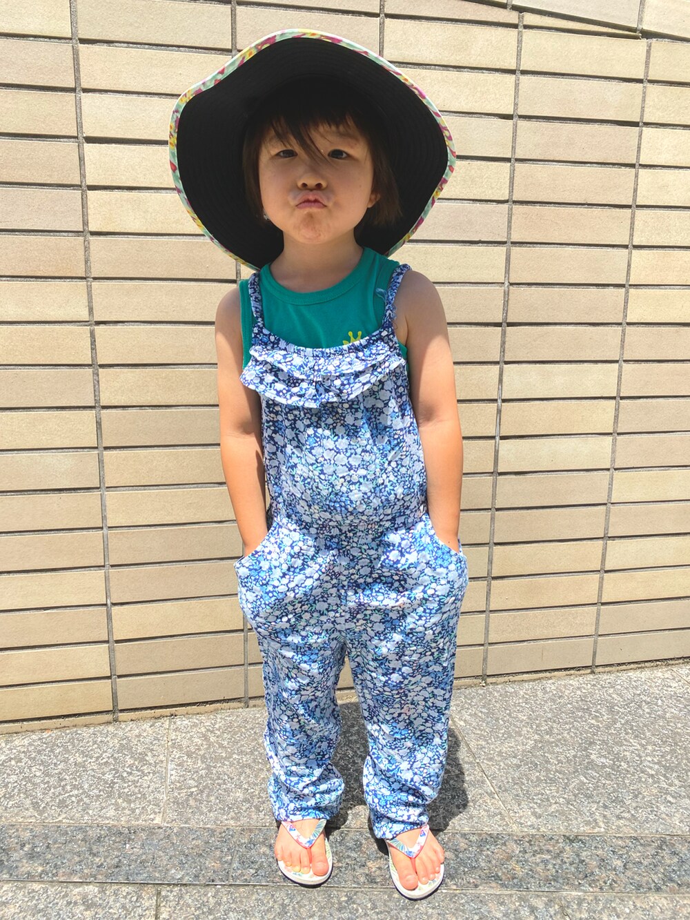 「パタゴニアキッズ、パタゴニア、夏コーデ、サロペット、こどもコーデ、ロキシー、パタゴニア ハット、海コーデ、プールコーデ、涼しいコーデ、花柄ワンピース、花柄、ハット」｜「patagoniaのアイテム（ハット、その他）」を使った、Rin&Rayさん（キッズ・100cm）の夏コーディネートの3枚目の写真
