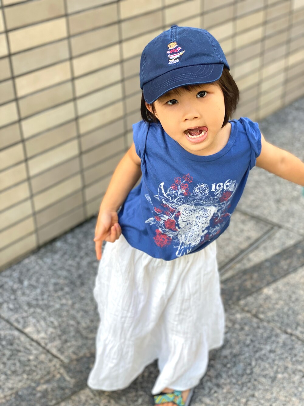 「ポロベアー、ラルフローレン、GU、ロングスカート、白スカート、古着、ポーターガール、ビッグトート、夏コーデ、キャップ、グリーン、スカート、カジュアルコーデ」｜「POLO RALPH LAURENのアイテム（キャップ、ブルー系）」を使った、Rin&Rayさん（キッズ・100cm）の夏コーディネートの5枚目の写真