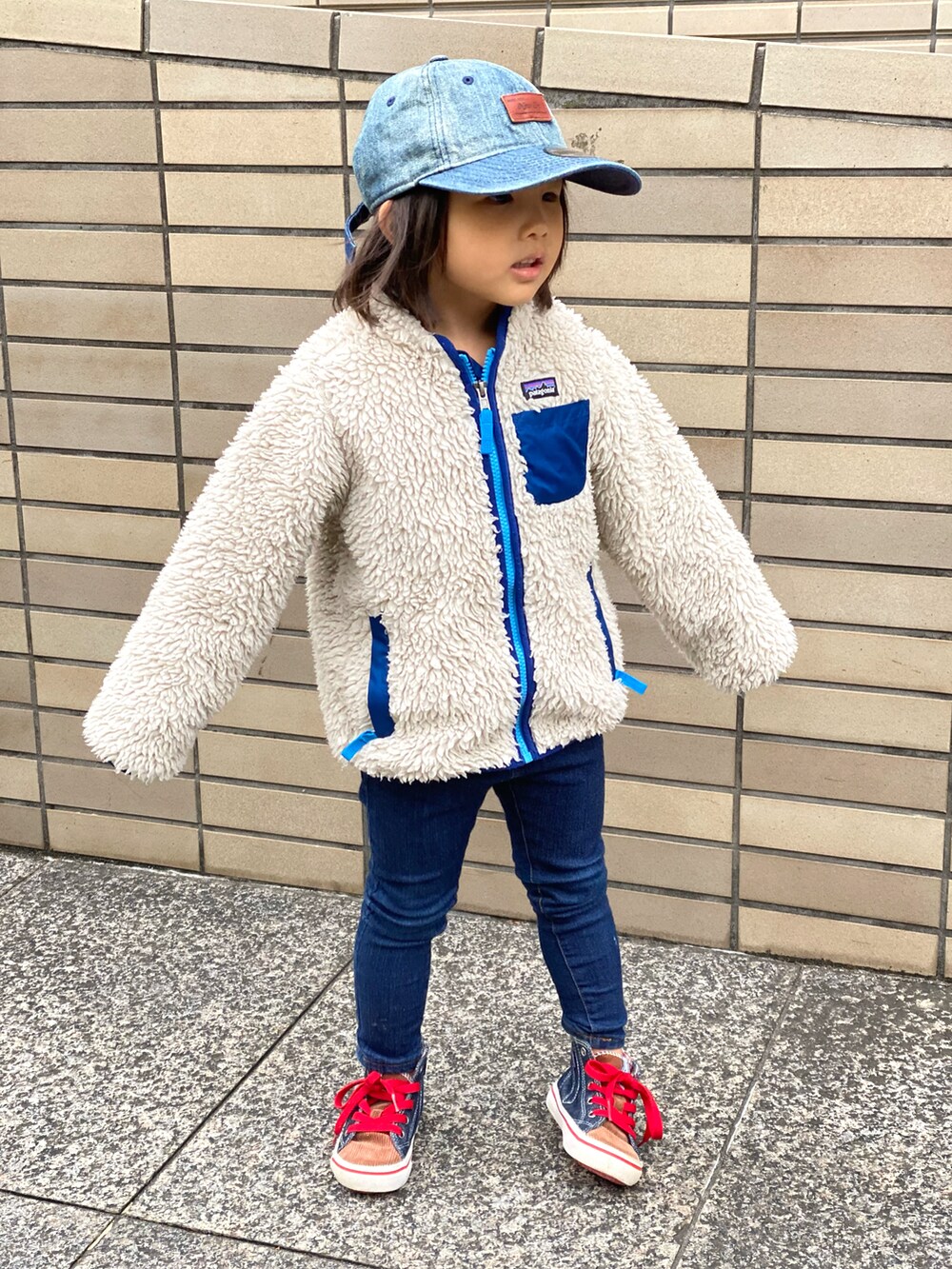 「WEARハロウィン2022、キッズファッション、デニム、パタゴニア、レトロX、パタゴニアレトロX、フリース、ニューエラ、バンズ、キャップ、ジャケットスタイル、ビッグシルエット、モコモコアウター」｜「NEW ERAのニューエラ キッズ キャップ 9TWENTY WASHED DENIM ウォッシュドデニム ウォッシュ加工 NEW ERA YOUTH（キャップ、ブルー系）」を使った、Rin&Rayさん（キッズ・100cm）の秋コーディネートの3枚目の写真