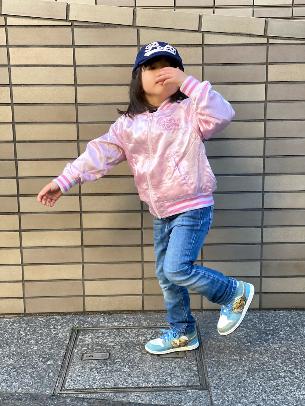 「いまどきジャケット写真、キッズコーデ、春コーデ、女の子、スカジャン、AIR JORDAN、Diesel、Polo Ralph Lauren、キャップ、デニム、ジーンズ、ピンク」｜「POLO RALPH LAURENのアイテム（キャップ、ブルー系）」を使った、Rin&Rayさん（キッズ・100cm）の春コーディネートの5枚目の写真