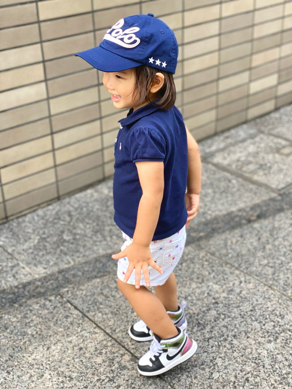 「ポロシャツ、休日スタイル、エアジョーダン1、ポロラルフローレン、ネイビー、ショートパンツ、キャップ、キッズファッション」｜「POLO RALPH LAURENのアイテム（キャップ、ブルー系）」を使った、Rin&Rayさん（キッズ・100cm）の夏コーディネートの3枚目の写真