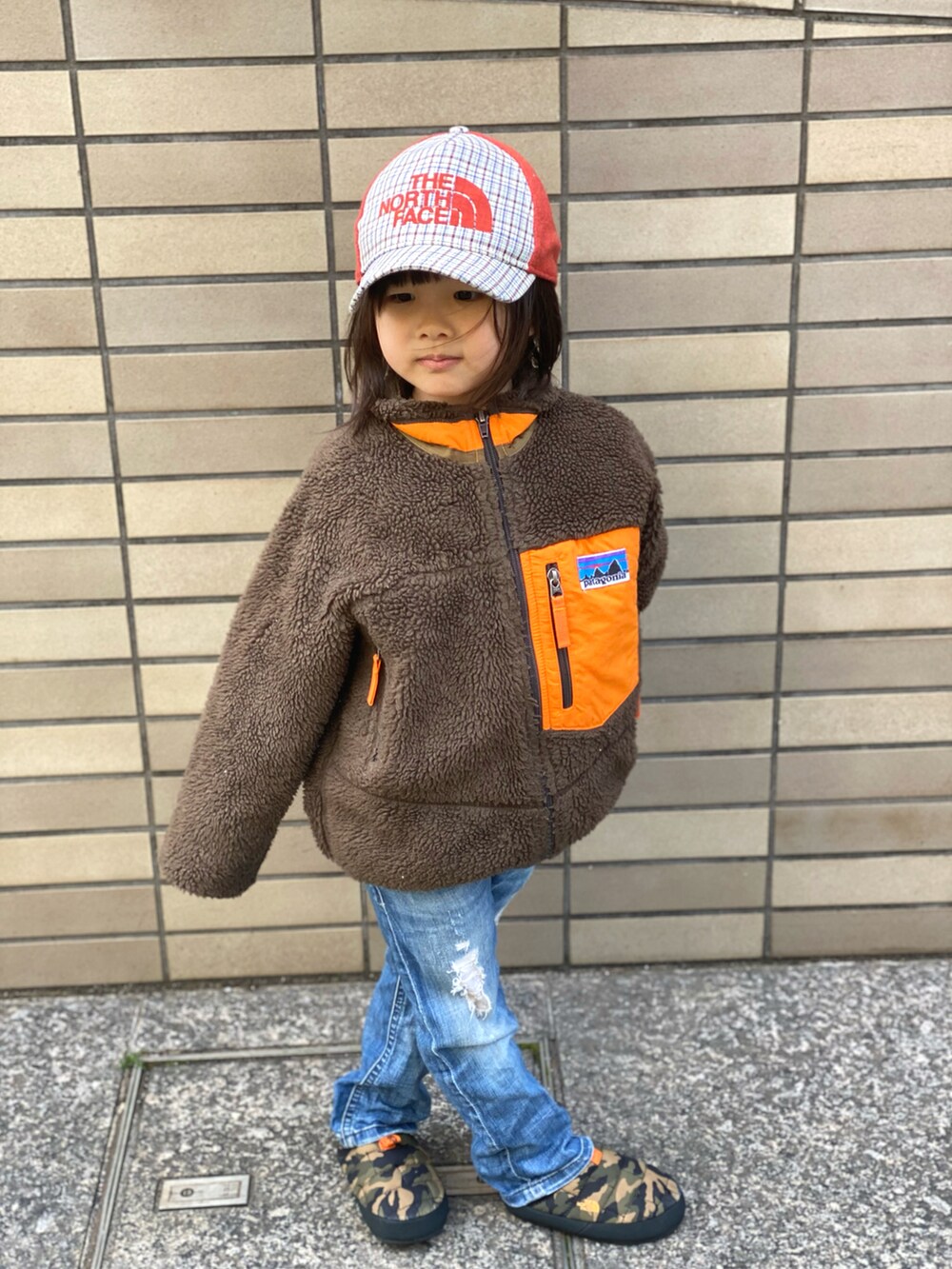 「迷彩、フリース、キャップ、アウトドアスタイル、デニム、スリッポン、THE NORTH FACE、patagonia、Diesel、オレンジ」｜「THE NORTH FACEのアイテム（キャップ、その他）」を使った、Rin&Rayさん（キッズ・100cm）の春コーディネートの3枚目の写真