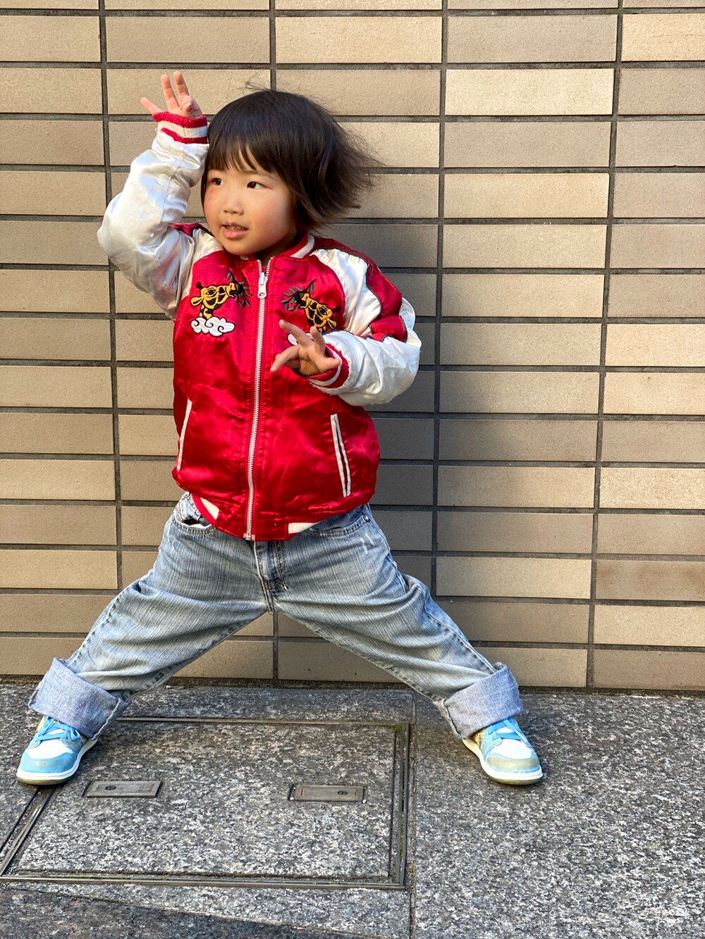 「古着MIX、いまどきジャケット写真、古着、スカジャン、デニム、デニムパンツ、AIR JORDAN、春コーデ、アニマル柄」｜「古着のアイテム（スカジャン、レッド系）」を使った、Rin&Rayさん（キッズ・100cm）の春コーディネートの2枚目の写真