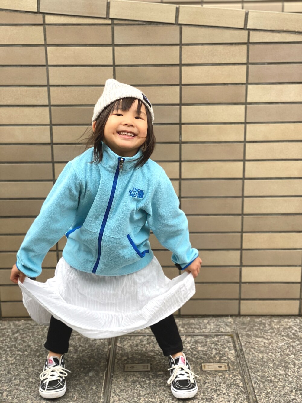 「春服デビュー宣言、フリース、水色、白スニーカー、スニーカー、スカート、キャップ、THE NORTH FACE、GU、プチフラ、ニットキャップ、春コーデ、春色」｜「THE NORTH FACEのTHE NORTH FACE/ザ・ノース・フェイス/KIDS' CAPPUCHO LID/キッズ カプッチョリッド/HEADWEAR/ﾍｯﾄﾞｳｪｱ/NNJ41710/KIDS' CAPPUCHO LID（ニットキャップ/ビーニー、ベージュ系）」を使った、Rin&Rayさん（キッズ・100cm）の春コーディネートの5枚目の写真