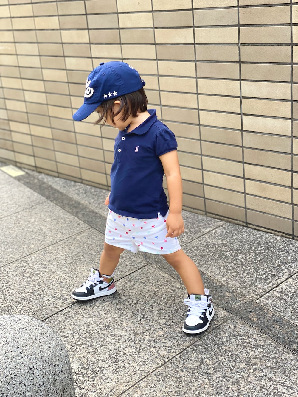 「ポロシャツ、休日スタイル、エアジョーダン1、ポロラルフローレン、ネイビー、ショートパンツ、キャップ、キッズファッション」｜「POLO RALPH LAURENのアイテム（キャップ、ブルー系）」を使った、Rin&Rayさん（キッズ・100cm）の夏コーディネートの2枚目の写真