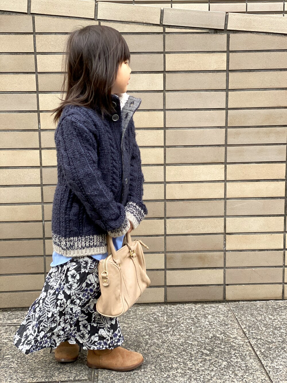 ブルー系のシャツ/ブラウス、ブルー系のカーディガン/ボレロ、ブラック系のスカートを着用したキッズの春コーディネートの2枚目の写真