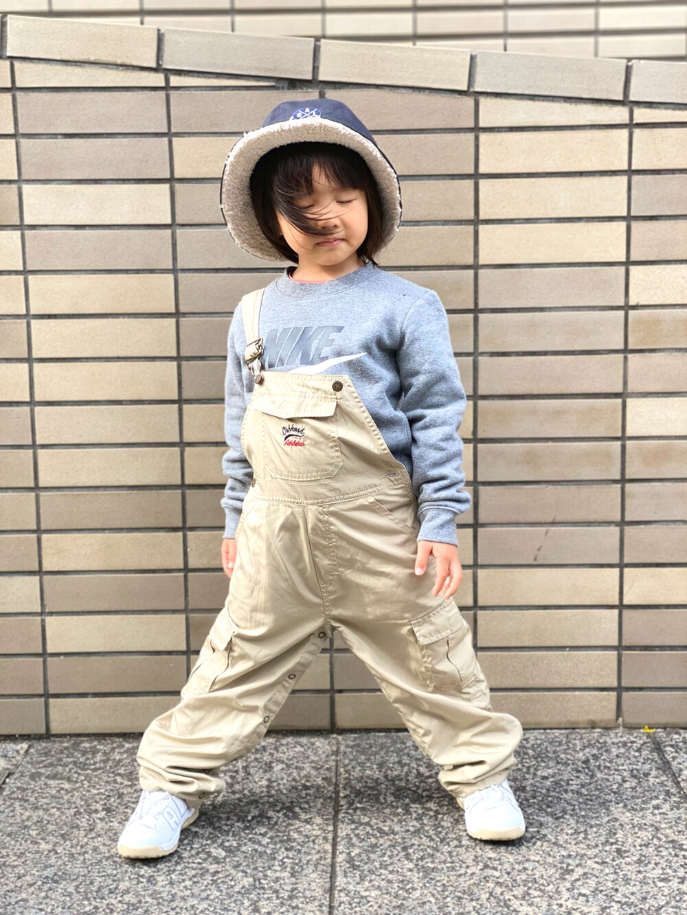 「キッズファッション、オーバーオール、オシュコシュ、サロペット、NIKE、モアテン、スウェット、ハット、オーシャンパシフィック、モアアップテンポ、ロゴスウェット」｜「Ocean Pacificのアイテム（ハット、ブラック系）」を使った、Rin&Rayさん（キッズ・100cm）の秋コーディネートの4枚目の写真