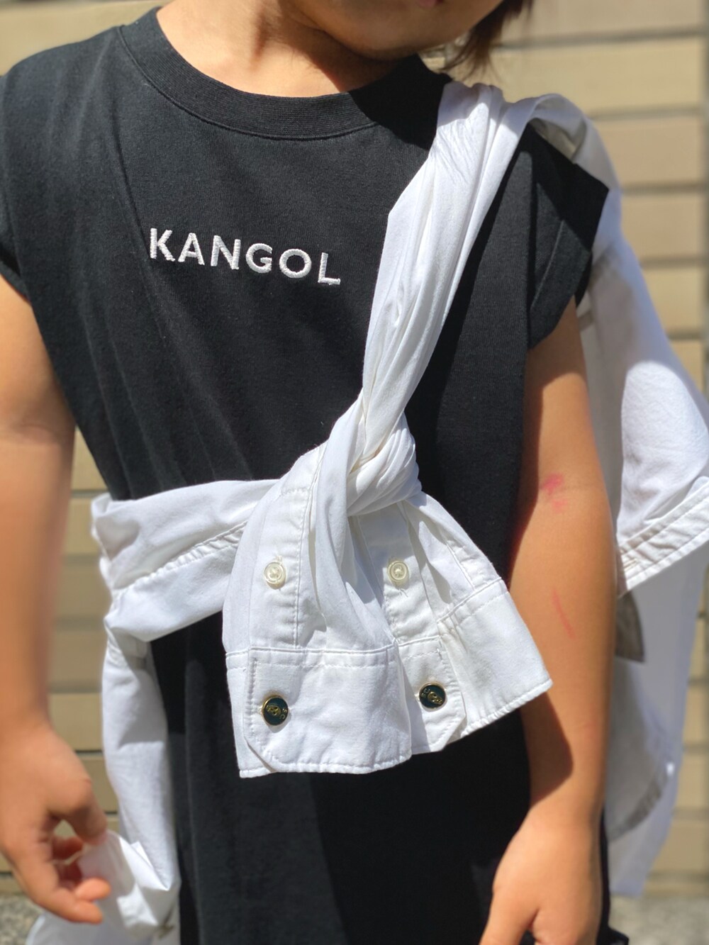 「たすき掛け、シャツスタイル、Tシャツ、Tシャツワンピ、バンズ、スニーカー、ブラック×ホワイト、ニューエラ、カンゴール、夏コーデ、scotch&soda、カジュアルコーデ、キャップ、ロゴT、モノトーン」｜「NEW ERAのニューエラ KIDS ドラえもん シッティング（キャップ、ブラック系）」を使った、Rin&Rayさん（キッズ・100cm）の夏コーディネートの4枚目の写真