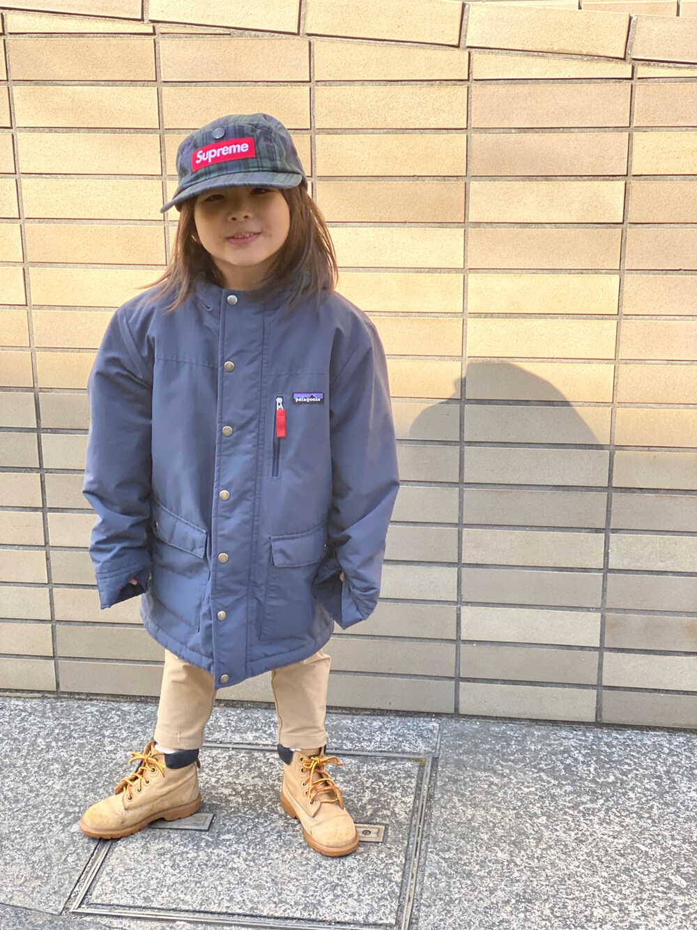 「インファーノジャケット、supreme、patagonia、THE NORTH FACE、キャップ、ストリート、ジャケット、ネイビー、ブーツ、Timberland」｜「Supreme のアイテム（キャップ、グリーン系）」を使った、Rin&Rayさん（キッズ・100cm）の春コーディネートの3枚目の写真