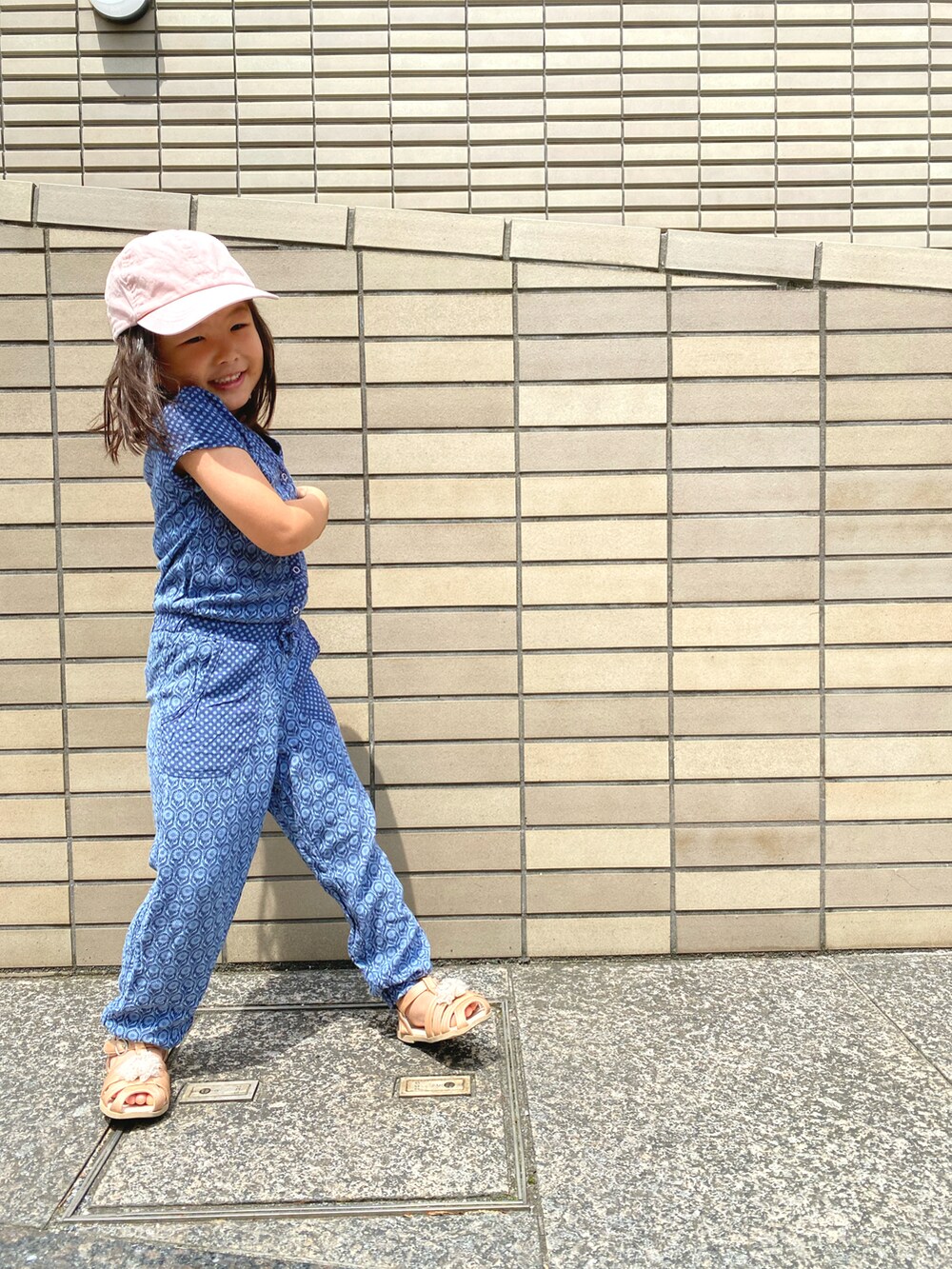 「夏コーデ、お散歩コーデ、休日スタイル、サロペット、サンダル、キャップ、ピンク、ブルー」｜「L.O.G.Gのアイテム（サロペット/オーバーオール、ブルー系）」を使った、Rin&Rayさん（キッズ・100cm）の夏コーディネートの3枚目の写真