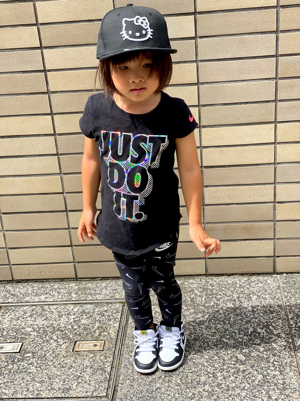 「ナイキ、エアジョーダン、エアジョーダン1、ニューエラ、キティーちゃん、スポーツミックス、Tシャツ、ブラック、モノトーン」｜「NEW ERAのアイテム（キャップ、ブラック系）」を使った、Rin&Rayさん（キッズ・100cm）の秋コーディネートの3枚目の写真