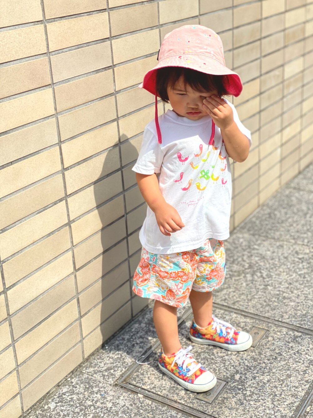 「パタゴニア、夏コーデ、コンバース、ハット、キャンプスタイル、ビタミンカラー、ガラパン、ストリート、ショートパンツ」｜「patagoniaのアイテム（ハット、ピンク系）」を使った、Rin&Rayさん（キッズ・100cm）の夏コーディネートの4枚目の写真