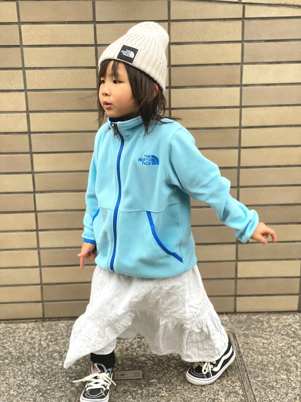 「春服デビュー宣言、フリース、水色、白スニーカー、スニーカー、スカート、キャップ、THE NORTH FACE、GU、プチフラ、ニットキャップ、春コーデ、春色」｜「THE NORTH FACEのTHE NORTH FACE/ザ・ノース・フェイス/KIDS' CAPPUCHO LID/キッズ カプッチョリッド/HEADWEAR/ﾍｯﾄﾞｳｪｱ/NNJ41710/KIDS' CAPPUCHO LID（ニットキャップ/ビーニー、ベージュ系）」を使った、Rin&Rayさん（キッズ・100cm）の春コーディネートの3枚目の写真