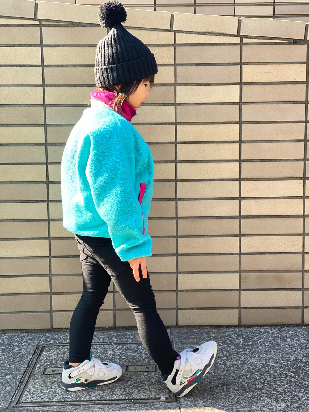 「古着MIX、キッズファッション、女の子、patagonia、フリース、青、スニーカー、ニット帽、ボンボンニット帽、Branshes、シンプルコーデ、古着」｜「patagoniaのアイテム（その他アウター、ブルー系）」を使った、Rin&Rayさん（キッズ・100cm）の冬コーディネートの4枚目の写真