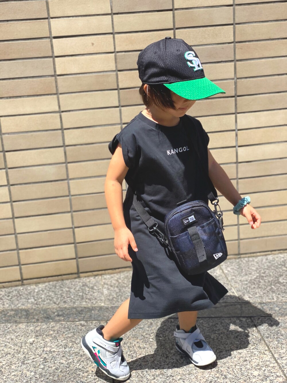 「エアジョーダン、休日コーデ、買い物コーデ、Tシャツワンピ、黒、夏、ニューエラ、ショルダーバッグ、ポーチ、グリーン、カジュアルコーデ、キャップ、真夏のアクティブスタイル、ロゴT」｜「NEW ERAのアイテム（キャップ、グリーン系）」を使った、Rin&Rayさん（キッズ・100cm）の夏コーディネートの2枚目の写真