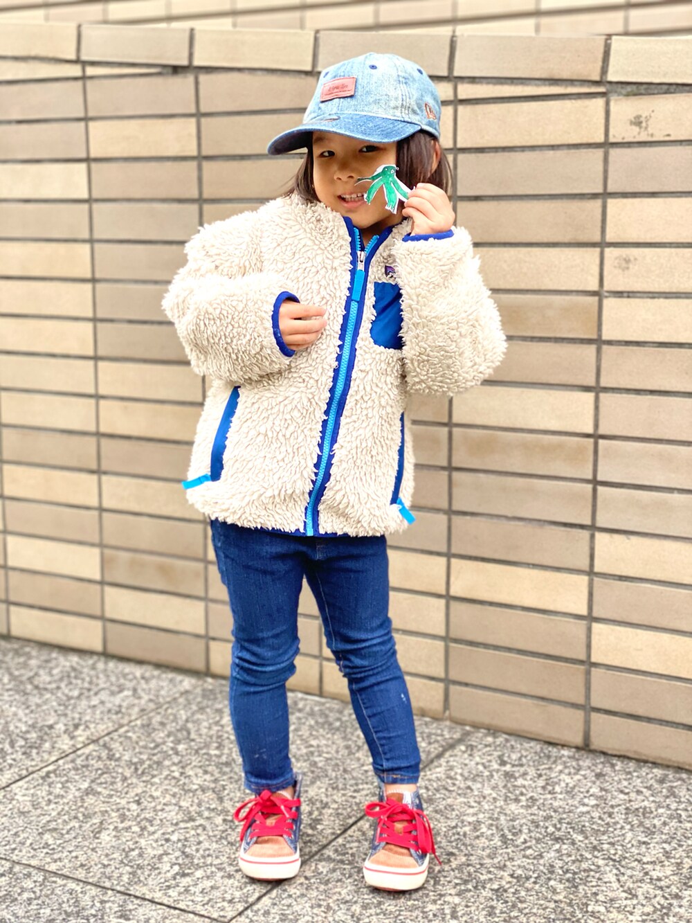 「WEARハロウィン2022、キッズファッション、デニム、パタゴニア、レトロX、パタゴニアレトロX、フリース、ニューエラ、バンズ、キャップ、ジャケットスタイル、ビッグシルエット、モコモコアウター」｜「NEW ERAのニューエラ キッズ キャップ 9TWENTY WASHED DENIM ウォッシュドデニム ウォッシュ加工 NEW ERA YOUTH（キャップ、ブルー系）」を使った、Rin&Rayさん（キッズ・100cm）の秋コーディネートの5枚目の写真
