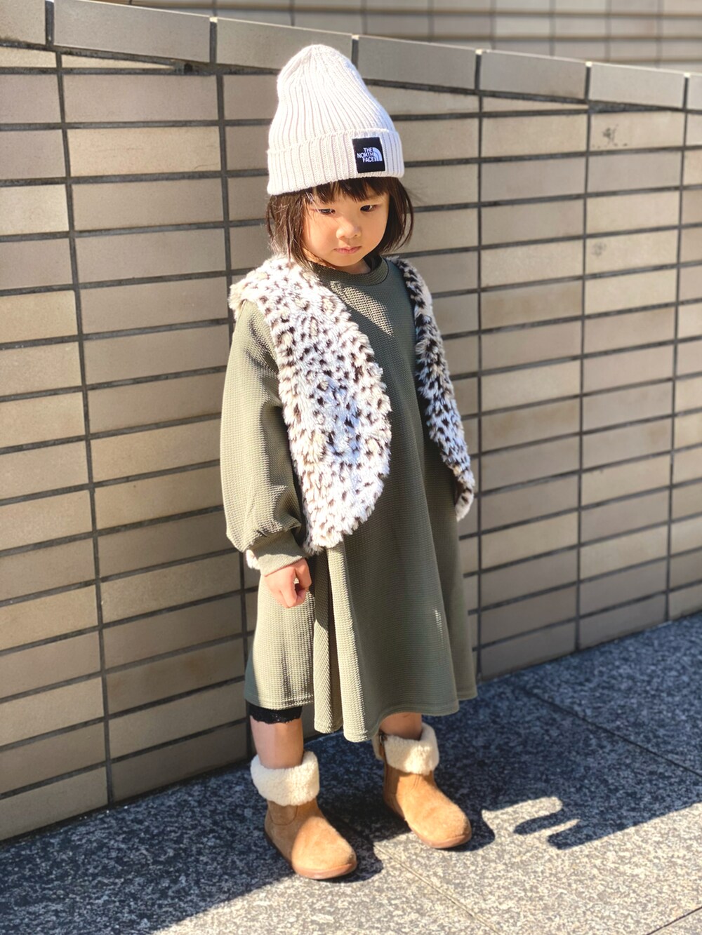 その他のベスト、グリーン系のTシャツ/カットソー、ブラウン系のブーツを着用したキッズの秋コーディネートの2枚目の写真