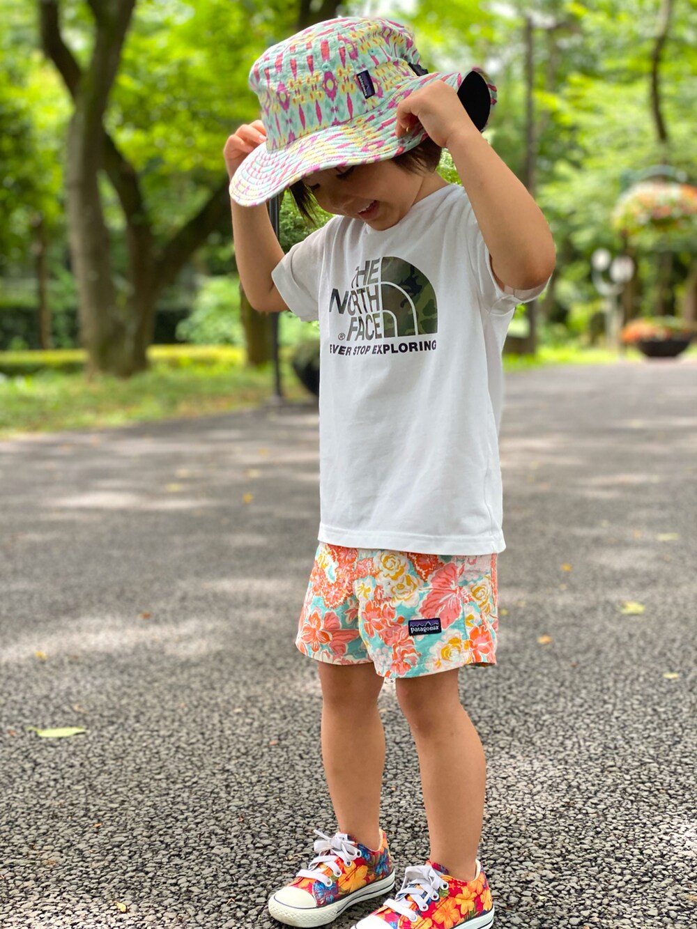 ホワイト系のTシャツ/カットソー、その他のその他パンツ、その他のスニーカーを着用したキッズの夏コーディネートの4枚目の写真