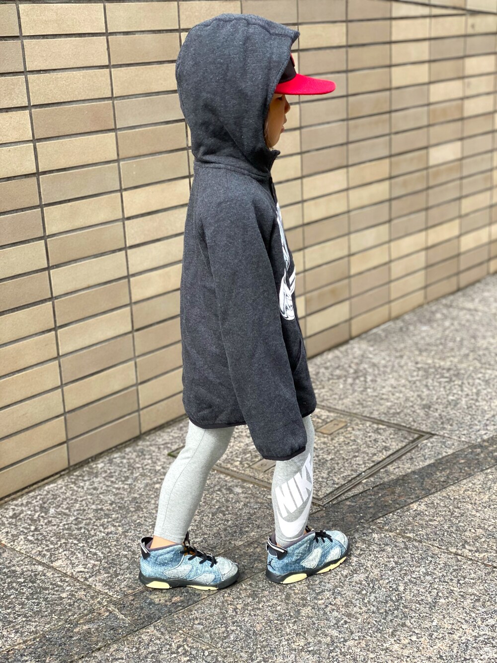 グレー系のその他パンツ、ブルー系のスニーカー、ブラック系のパーカーを着用したキッズの秋コーディネートの4枚目の写真