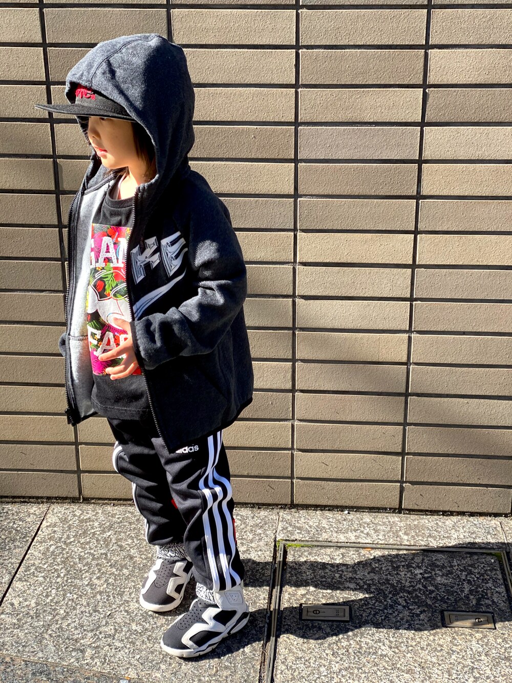 ブラック系のパーカー、ブラック系のTシャツ/カットソー、ブラック系のその他パンツを着用したキッズの秋コーディネートの2枚目の写真