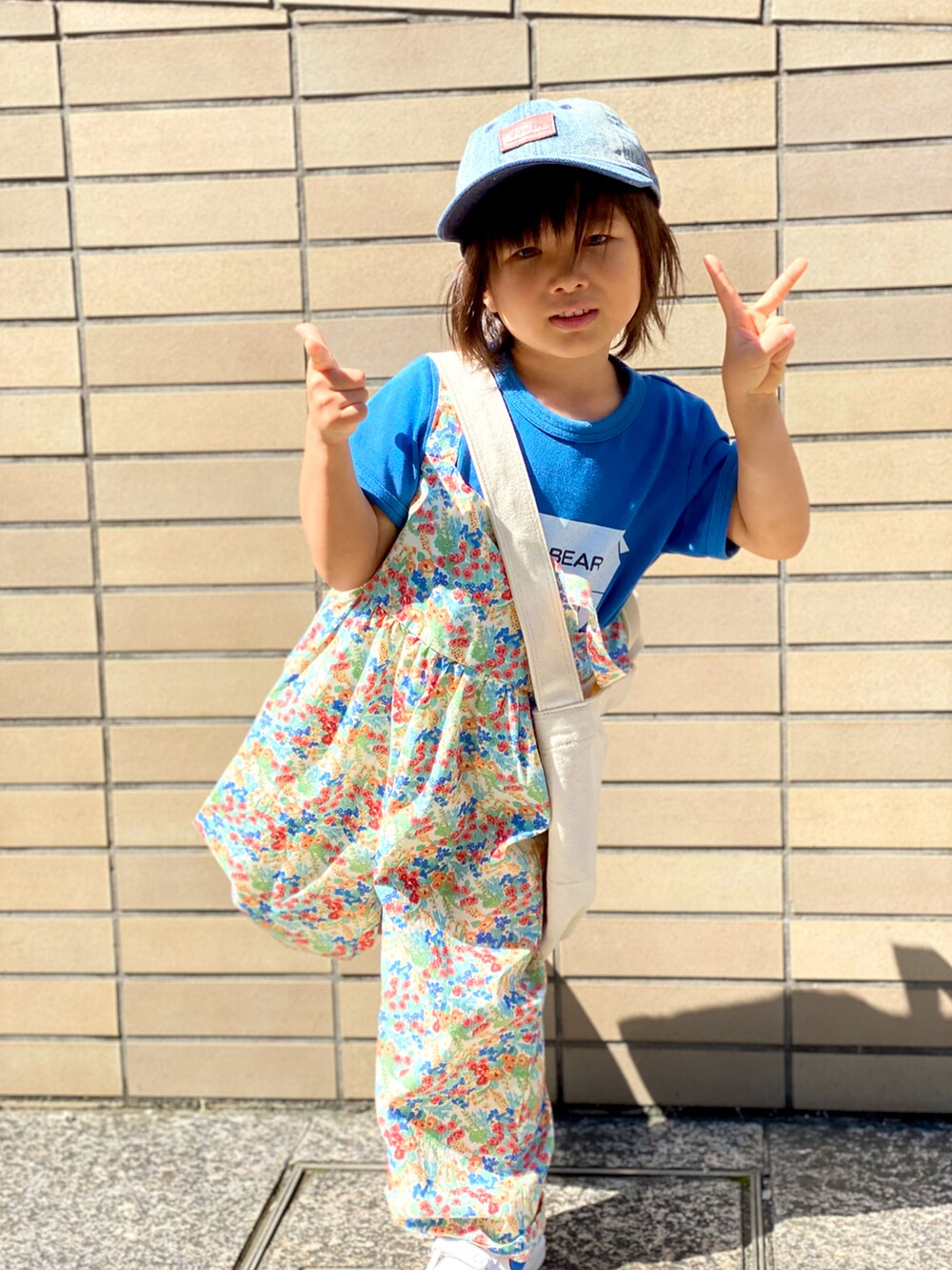 「サロペット、ポーター、スニーカー、ナイキ、ショルダーバッグ、トートバッグ、花柄、キャップ、ニューエラ、古着MIX」｜「HELLY HANSENのアイテム（Tシャツ/カットソー、ブルー系）」を使った、Rin&Rayさん（キッズ・100cm）の秋コーディネートの4枚目の写真