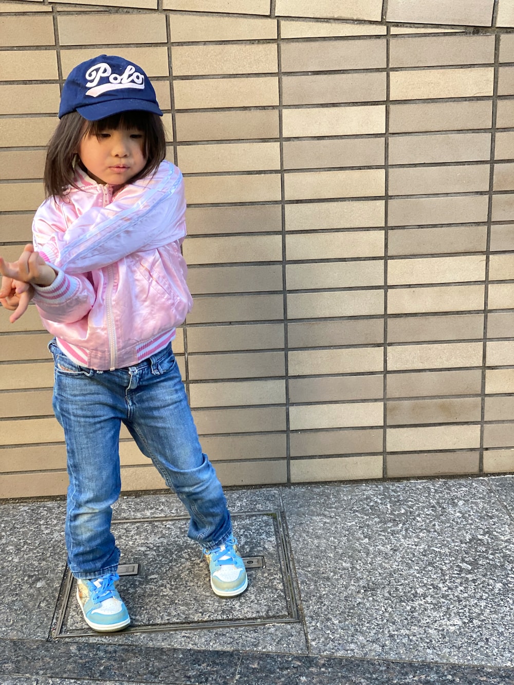 「いまどきジャケット写真、キッズコーデ、春コーデ、女の子、スカジャン、AIR JORDAN、Diesel、Polo Ralph Lauren、キャップ、デニム、ジーンズ、ピンク」｜「POLO RALPH LAURENのアイテム（キャップ、ブルー系）」を使った、Rin&Rayさん（キッズ・100cm）の春コーディネートの3枚目の写真