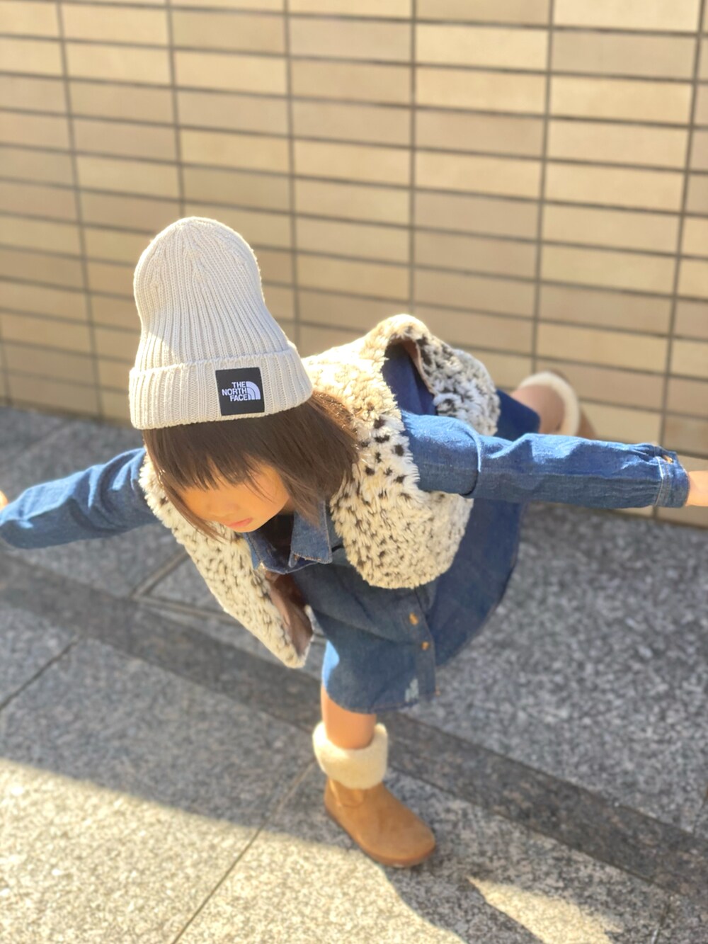 「ひょう柄、ベスト、デニムワンピース、THE NORTH FACE、キャップ、UGG、ブーツ、秋コーデ」｜「THE NORTH FACEのTHE NORTH FACE/ザ・ノース・フェイス/KIDS' CAPPUCHO LID/キッズ カプッチョリッド/HEADWEAR/ﾍｯﾄﾞｳｪｱ/NNJ41710/KIDS' CAPPUCHO LID（ニットキャップ/ビーニー、ベージュ系）」を使った、Rin&Rayさん（キッズ・100cm）の秋コーディネートの5枚目の写真