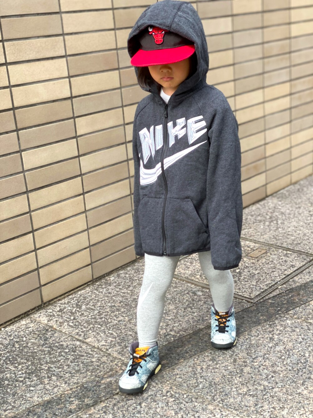 グレー系のその他パンツ、ブルー系のスニーカー、ブラック系のパーカーを着用したキッズの秋コーディネートの3枚目の写真