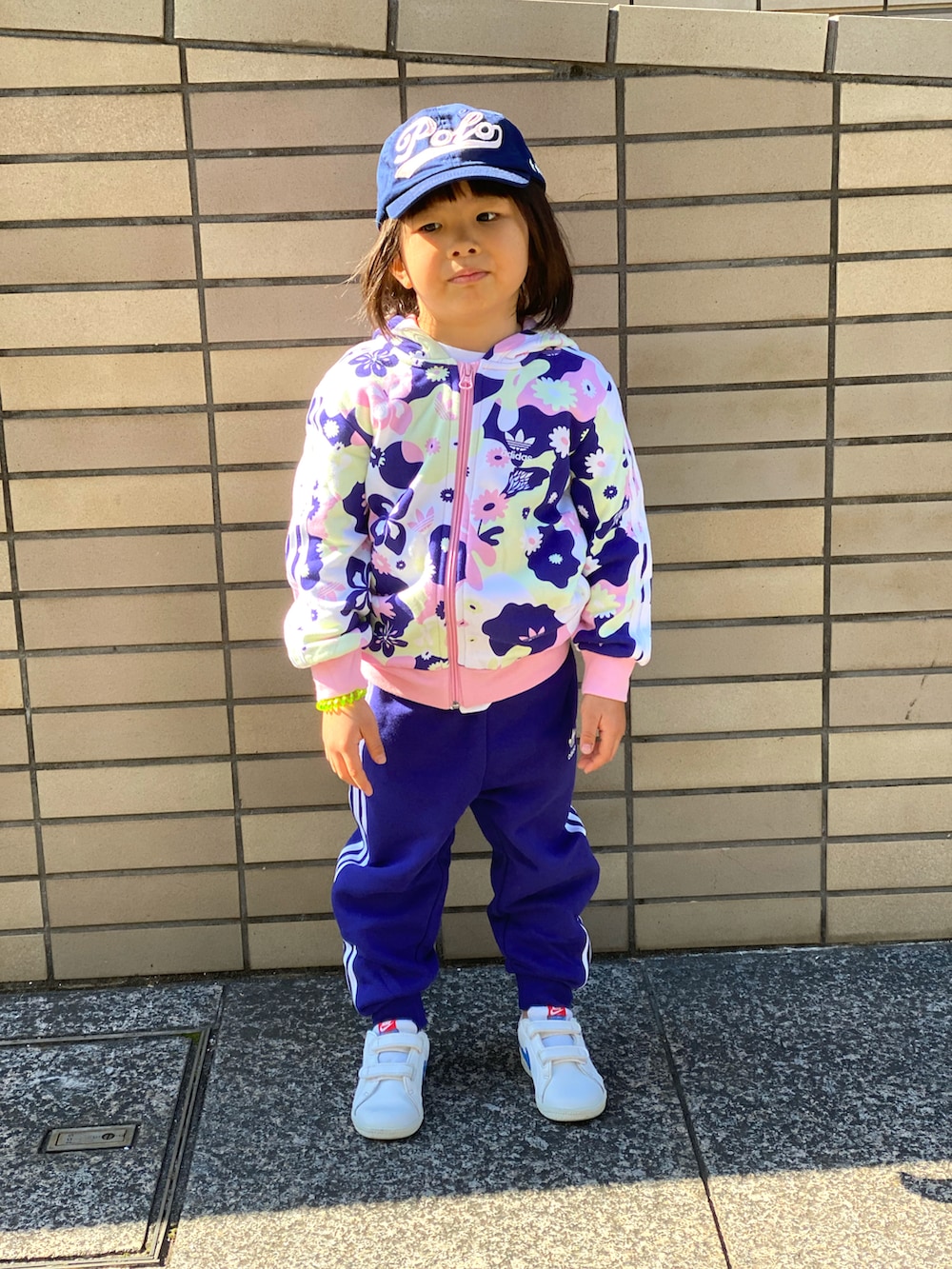 その他のセットアップ、ホワイト系のスニーカー、ブルー系のキャップを着用したキッズの秋コーディネートの4枚目の写真