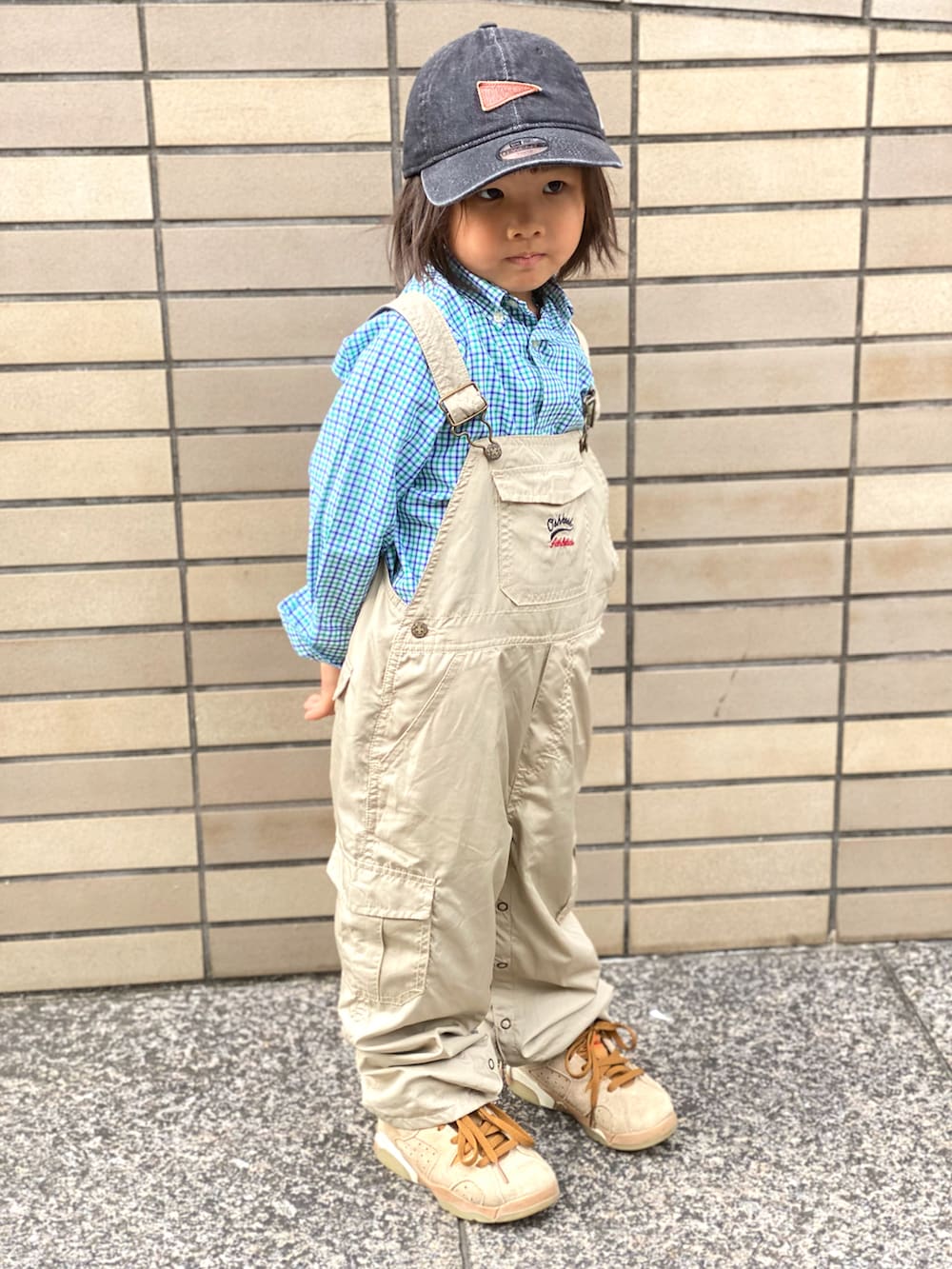 その他のシャツ/ブラウス、ベージュ系のサロペット/オーバーオール、ベージュ系のスニーカーを着用したキッズの秋コーディネートの4枚目の写真