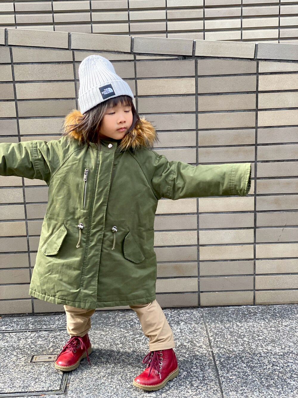 「私の推しブランド、キッズコーデ、ZARA KIDS、ZARA、THE NORTH FACE、ビッグシルエット、ニットキャップ、モッズコート、カーキ、ブーツ、バーブパンツ、モコモコアウター、Dr.Martens」｜「THE NORTH FACEのTHE NORTH FACE/ザ・ノース・フェイス/KIDS' CAPPUCHO LID/キッズ カプッチョリッド/HEADWEAR/ﾍｯﾄﾞｳｪｱ/NNJ41710/KIDS' CAPPUCHO LID（ニットキャップ/ビーニー、ベージュ系）」を使った、Rin&Rayさん（キッズ・100cm）の冬コーディネートの2枚目の写真