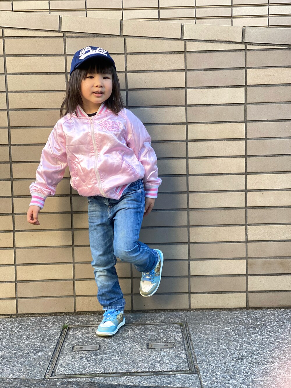 「いまどきジャケット写真、キッズコーデ、春コーデ、女の子、スカジャン、AIR JORDAN、Diesel、Polo Ralph Lauren、キャップ、デニム、ジーンズ、ピンク」｜「POLO RALPH LAURENのアイテム（キャップ、ブルー系）」を使った、Rin&Rayさん（キッズ・100cm）の春コーディネートの2枚目の写真