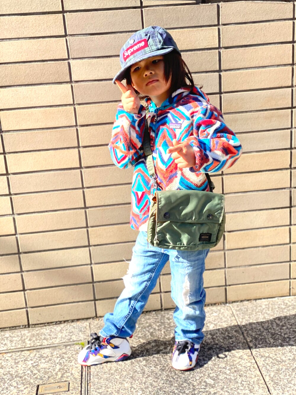 「未来のWEARISTAプロジェクト、デニム、デニムパンツ、パタゴニア、フリース、スニーカー、ジョーダン、supreme、キャップ、ストリート、古着MIX」｜「Supreme のアイテム（キャップ、グリーン系）」を使った、Rin&Rayさん（キッズ・100cm）の秋コーディネートの4枚目の写真