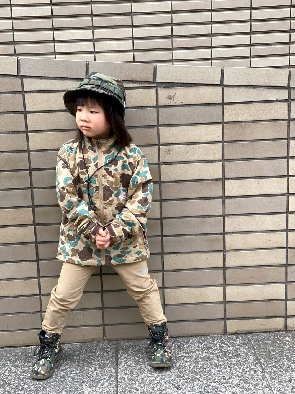 「春服デビュー宣言、迷彩、ハット、ノマドジャケット、THE NORTH FACE、Dr.Martens、迷彩コーデ、迷彩ジャケット、迷彩ブーツ」｜「NEW ERAのアイテム（ハット、その他）」を使った、Rin&Rayさん（キッズ・100cm）の春コーディネートの2枚目の写真