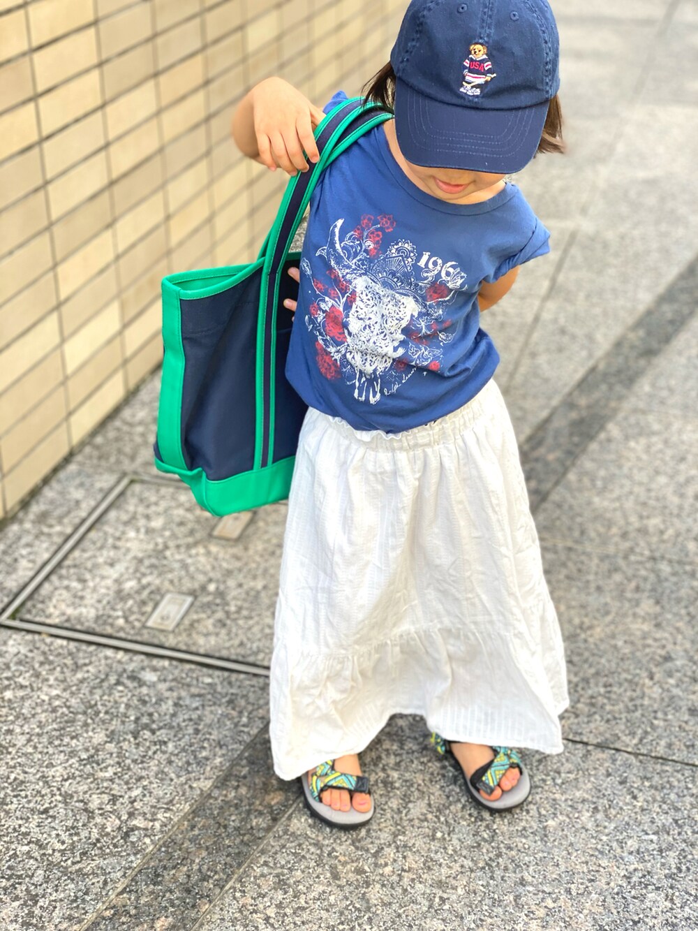 「ポロベアー、ラルフローレン、GU、ロングスカート、白スカート、古着、ポーターガール、ビッグトート、夏コーデ、キャップ、グリーン、スカート、カジュアルコーデ」｜「POLO RALPH LAURENのアイテム（キャップ、ブルー系）」を使った、Rin&Rayさん（キッズ・100cm）の夏コーディネートの2枚目の写真
