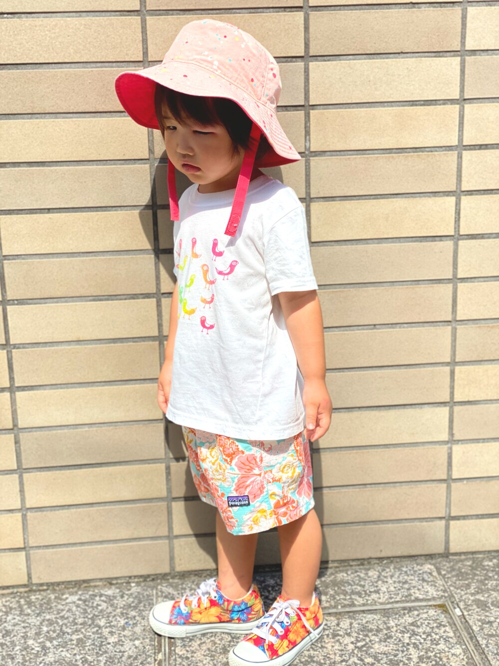 「パタゴニア、夏コーデ、コンバース、ハット、キャンプスタイル、ビタミンカラー、ガラパン、ストリート、ショートパンツ」｜「patagoniaのアイテム（ハット、ピンク系）」を使った、Rin&Rayさん（キッズ・100cm）の夏コーディネートの2枚目の写真
