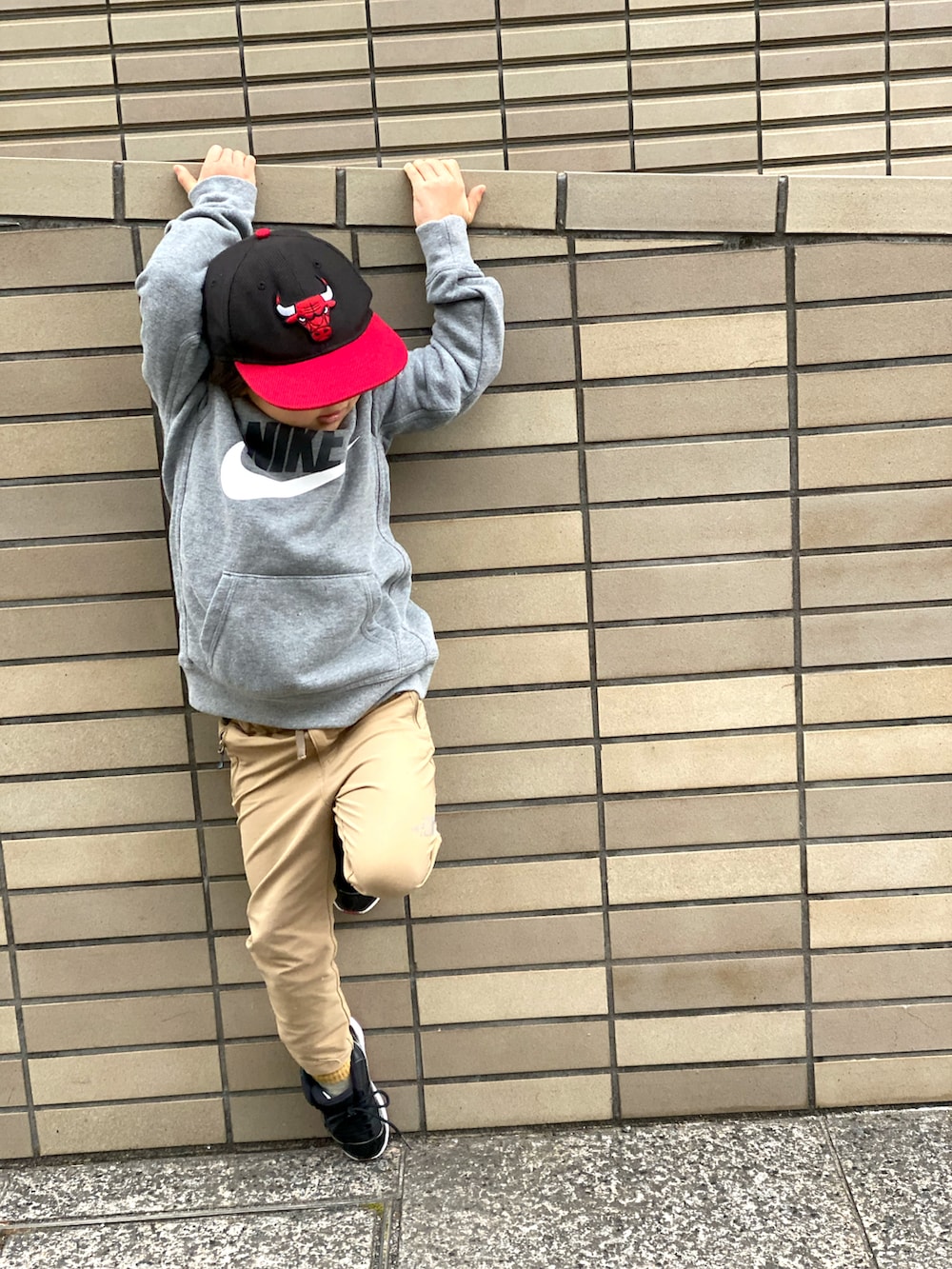 「NIKE、キッズファッション、シンプルコーデ、春コーデ、キャップ、ジョーダン11、Jordan11、パーカー、スニーカー、THE NORTH FACE、ストリート」｜「NEW ERAのアイテム（キャップ、ブラック系）」を使った、Rin&Rayさん（キッズ・100cm）の冬コーディネートの3枚目の写真